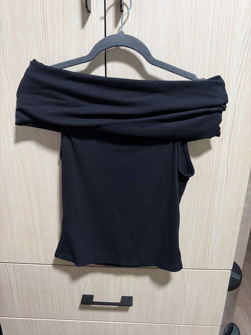 H&M Black Off-Shoulder Ribbed Top Size S (Category: Sleeveless) located in Makati City. Submitted by rmgcloset (Listing ID 1471116673, Image 3). Description: - Brand/Model: H&M Ribbed Top - Color: Classic Black - Size: S (fits true to size) - Design: Off-shoulder neckline with folded drape detail, sleeveless, fitted silhouette - Fabric: Stretchy and super comfortable - Styling: Easy to pair with jeans or a skirt for casual or dressed-up looks.