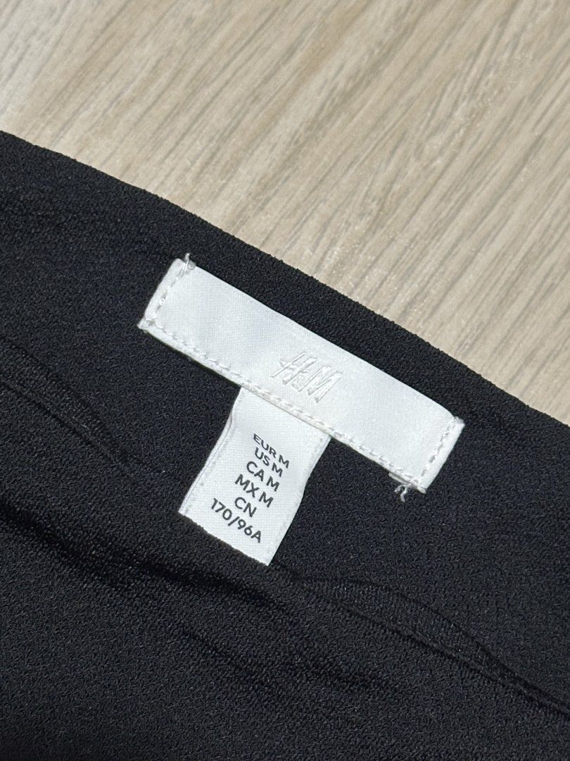 H&M Black Ruched Sleeve Top (Category: Blouses) located in Mandaluyong City. Submitted by supercleng (Listing ID 1471075266, Image 2). Description: - Brand: H&M - Size: M (EUR/US M) - Color: Black - Fit: Slim fit with stretchy fabric - Design: Square neckline, puffed shoulders, and heavy ruching down the long sleeves - Condition: Washed but unused.