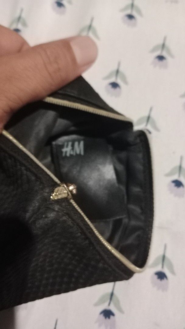 H&M Black Snakeskin Pattern Clutch Pouch Bag (Category: Clutches) located in San Miguel. Submitted by chriswajer65155 (Listing ID 1471107830, Image 3). Description: - Brand: H&M - Material: Faux snakeskin texture with fabric lining - Color: Classic black with gold-tone hardware - Closure: Top zip closure - Condition: Excellent, clean with no tears or loose threads - Usage: Ideal as a makeup pouch, card holder, or everyday essentials organizer - D