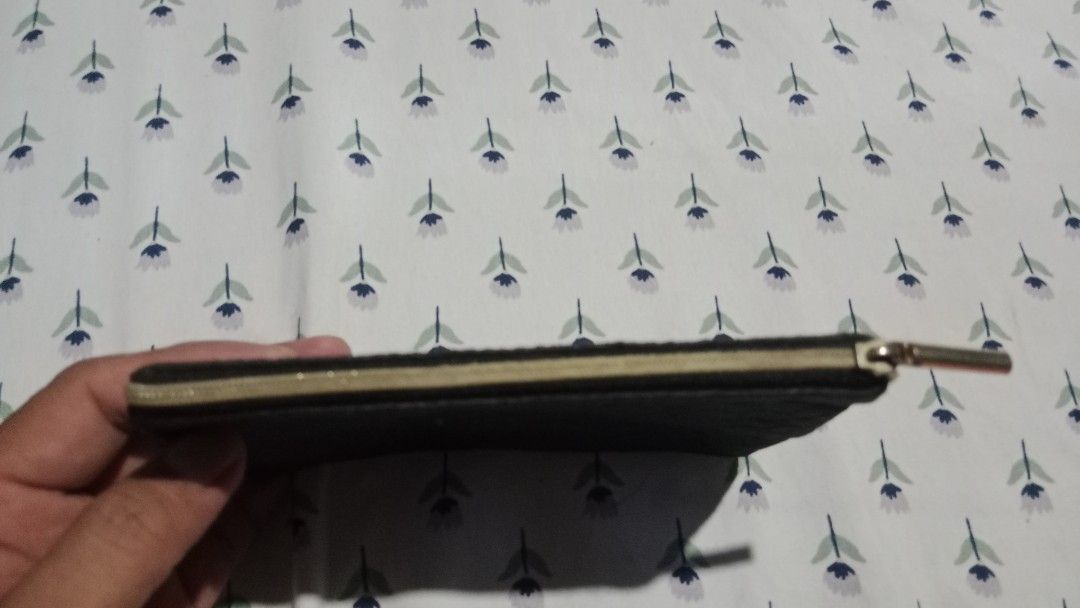 H&M Black Snakeskin Pattern Clutch Pouch Bag (Category: Clutches) located in San Miguel. Submitted by chriswajer65155 (Listing ID 1471107830, Image 2). Description: - Brand: H&M - Material: Faux snakeskin texture with fabric lining - Color: Classic black with gold-tone hardware - Closure: Top zip closure - Condition: Excellent, clean with no tears or loose threads - Usage: Ideal as a makeup pouch, card holder, or everyday essentials organizer - D