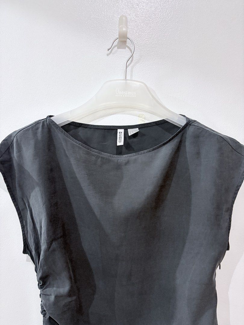 H&M Top (Category: Sleeveless) located in Quezon City. Submitted by estimadaj (Listing ID 1471010123, Image 2). Description: Brand: H&M Divided 86% Viscose, 14% Polyester Size: Medium.