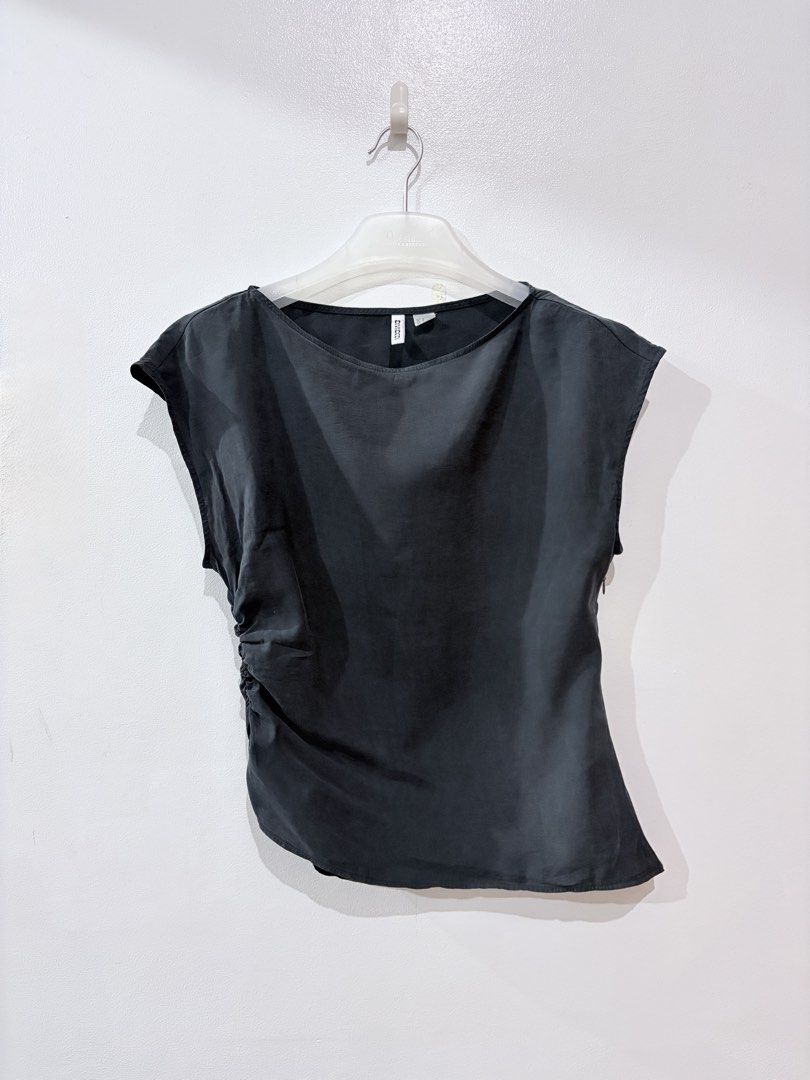 H&M Top (Category: Sleeveless) located in Quezon City. Submitted by estimadaj (Listing ID 1471010123, Image 1). Description: Brand: H&M Divided 86% Viscose, 14% Polyester Size: Medium.
