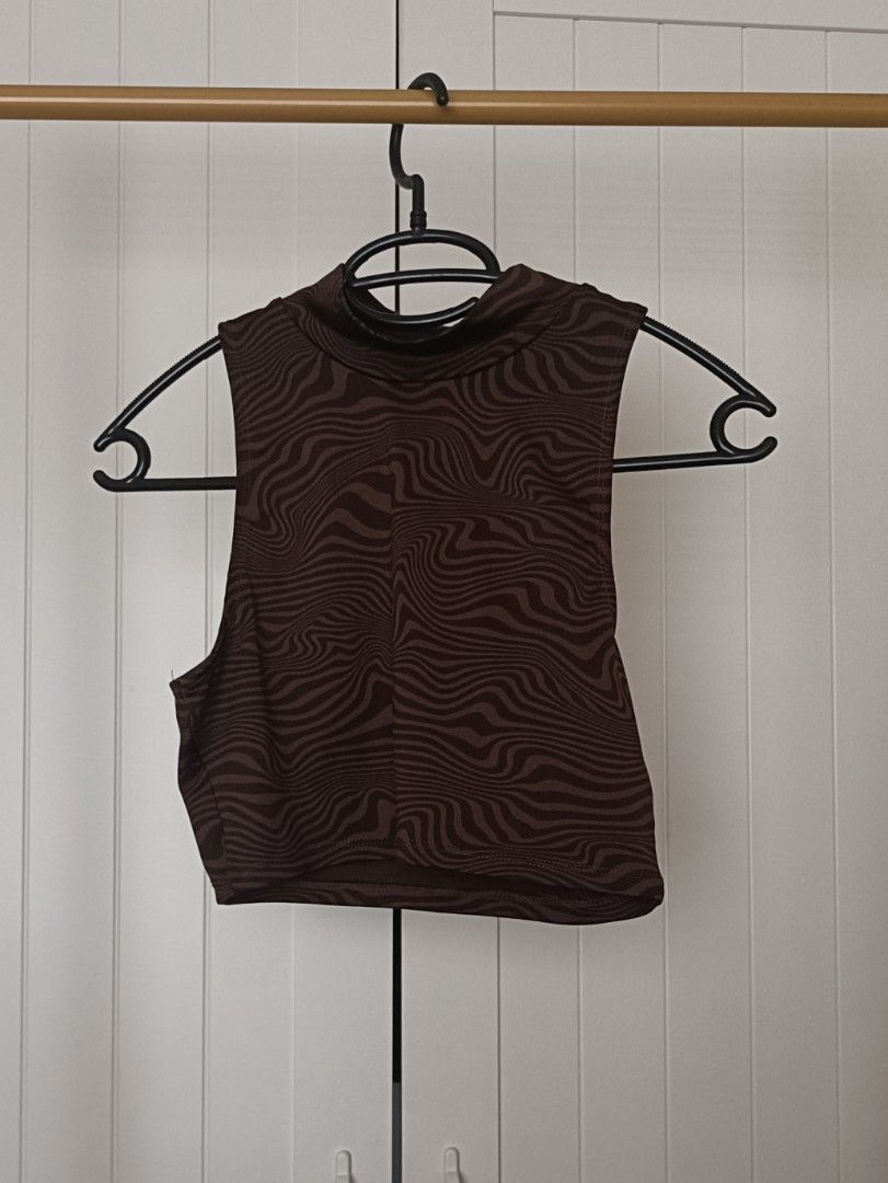 H&M Brown Zebra Print Mock Neck Crop Top (Category: Blouses) located in Bacoor. Submitted by Miss_Chuch0521 (Listing ID 1470963285, Image 1). Description: - Brand: H&M - Style: Sleeveless mock neck crop top - Pattern: Wavy brown zebra print (Y2K aesthetic) - Fit: Cropped length, sits at the waist - Material: Stretchy and super comfortable - Styling: Perfect to pair with skirts or high-waisted denim.