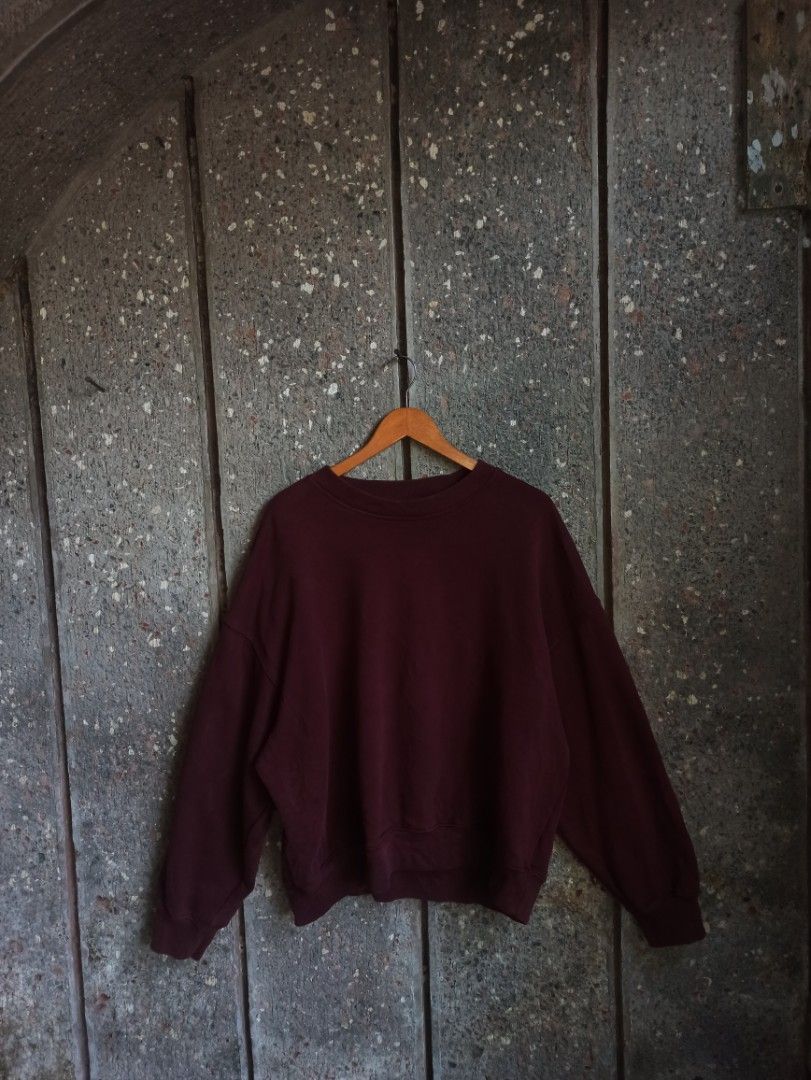H&M Crewneck (Category: Hoodies) located in Baybay. Submitted by thrift_thrift_langg (Listing ID 1471119102, Image 1). Description: H&M Crewneck W - 27 L - 25.5 Color rate:10/10 No Issue Excellent Condition - Size: L - XL (Boxy type).