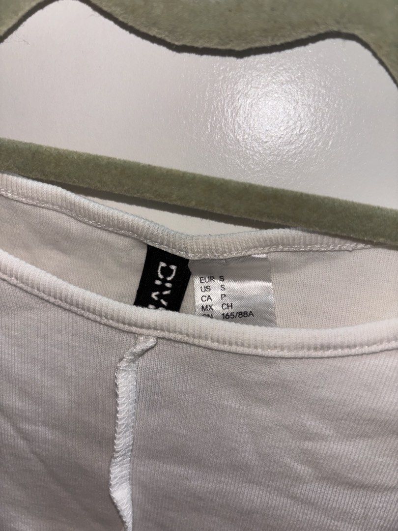 H&M Crop Top (Category: Blouses) located in Bacoor. Submitted by ynnasdrawer (Listing ID 1471043749, Image 2). Description: - vv cute - my favorite! - xs to s - rfs: decluttering .