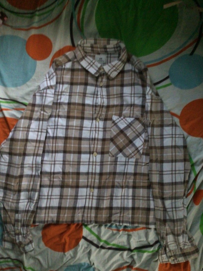 H&M Cropped Flannel (Category: Tshirts & Polo Shirts ) located in General Trias. Submitted by dunht (Listing ID 1471081354, Image 1). Description: - Brand: H&M - Size: L - Color/Pattern: Brown, white, and tan plaid - Style: Relaxed fit flannel shirt with long sleeves and button-up front - Details: Features one chest pocket and soft, cozy fabric - Condition: Excellent pre-loved condition.