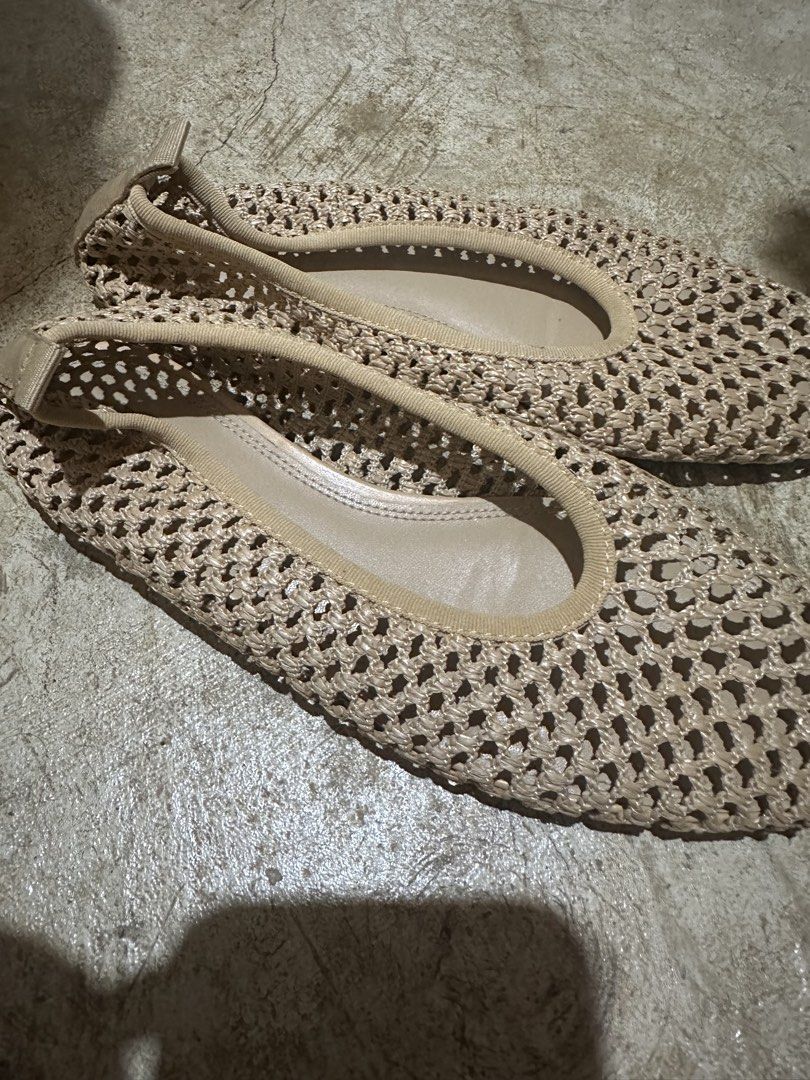 H&M Dark Beige Braided Mesh Ballet Flats (Category: Flats & Sandals) located in Davao. Submitted by krau_ (Listing ID 1470958011, Image 3). Description: Last price! Size 35 / 22 cm Still available at h&m online and physical stores at 1,490! Used only a few times, no major issues! .