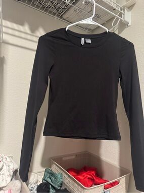 H&M Divided Baseball Top Long Sleeve (Black) (Category: Activewear) located in San Isidro. Submitted by remtgs (Listing ID 1471115809, Image 1). Description: -Last Price Posted -No when worn -Lightly used -Free shipping via lbc -Rfs: Decluttering -Paper tag removed.