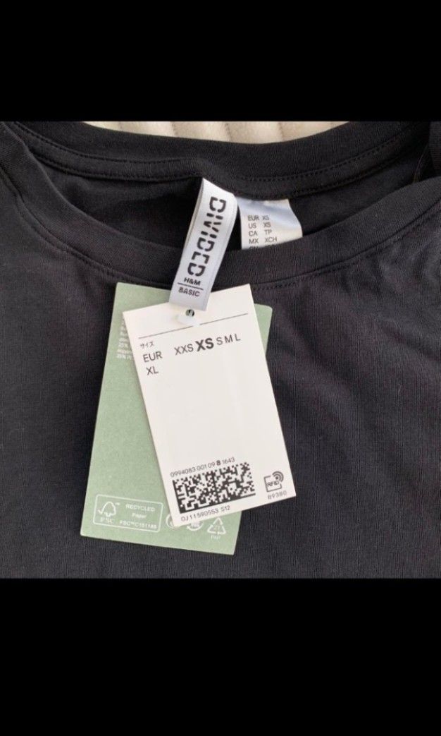 H&M Divided Baseball Top Long Sleeve (Black) (Category: Activewear) located in San Isidro. Submitted by remtgs (Listing ID 1471115809, Image 2). Description: -Last Price Posted -No when worn -Lightly used -Free shipping via lbc -Rfs: Decluttering -Paper tag removed.