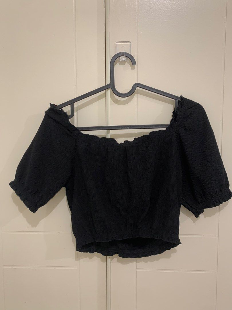 H&M Divided Black Off-Shoulder Crop Top (Category: Sleeveless) located in Pasig City. Submitted by lovedbyri (Listing ID 1471004662, Image 3). Description: - Brand: H&M Divided - Size: XS - Color: Black - Style: Off-shoulder crop top with short puff sleeves - Details: Textured fabric with trendy lettuce edge and elasticated hem - Condition: Good staple piece, perfect for casual days out.