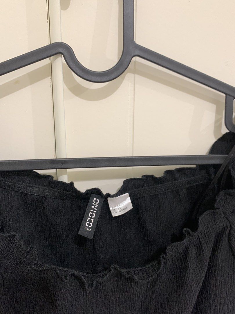 H&M Divided Black Off-Shoulder Crop Top (Category: Sleeveless) located in Pasig City. Submitted by lovedbyri (Listing ID 1471004662, Image 2). Description: - Brand: H&M Divided - Size: XS - Color: Black - Style: Off-shoulder crop top with short puff sleeves - Details: Textured fabric with trendy lettuce edge and elasticated hem - Condition: Good staple piece, perfect for casual days out.