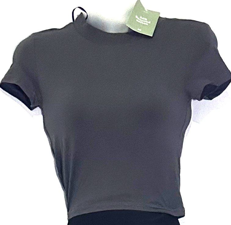 H&M Divided Croptop (Dark greyXS) (Category: Shirts) located in Antipolo. Submitted by shopaho_nique (Listing ID 1470971000, Image 1). Description: ✨ BRAND NEW 💯 H&M Cropped Tee ✨ 🏷️ Size: XS (size marking has faded) ✅ Brand new with tags 🛍️ Store-bought 🎁 Perfect for gifting! Please check the photos and measurements before purchasing. 💖.