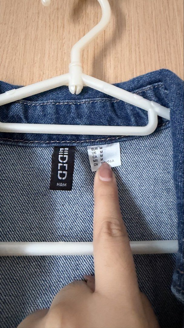 H&M divided denim crop top size M (Category: Shirts) located in Mandaluyong City. Submitted by andreyamari_ (Listing ID 1470983676, Image 2). Description: - Brand: H&M Divided - Item: Short-sleeve cropped denim shirt - Color/Wash: Medium blue - Details: Classic collar, front V-neck cut, two chest patch pockets, wide hem - Size: Medium (true to size) - Condition: Good, ready to wear.