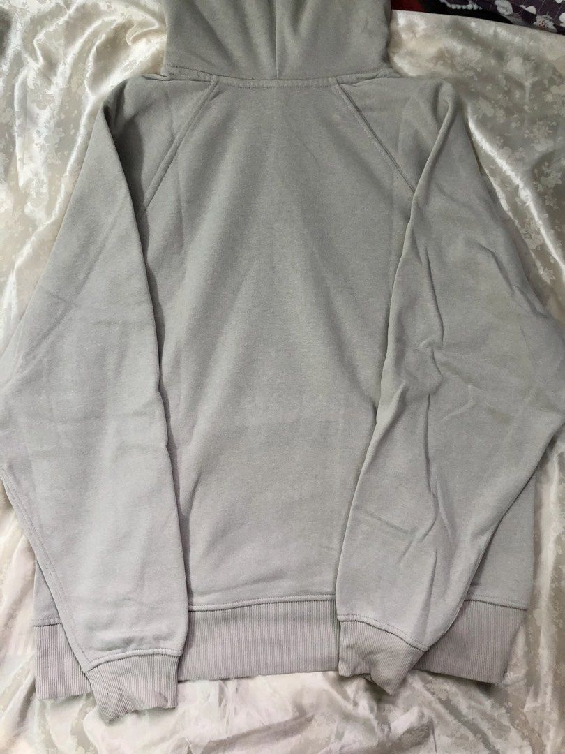 H&M Divided Gray Hoodie (Category: Hoodies) located in Magalang. Submitted by kdebo (Listing ID 1471026722, Image 2). Description: - Bought from H&M @ SM - Size small, grayish color - Worn once and then stored in a cabinet - May minor dirt stain sa ilalim ng right sleeve sa likod, but it’s not that noticeable - No other flaws - Gcash/BPI - J&T/LBC - Pampanga.
