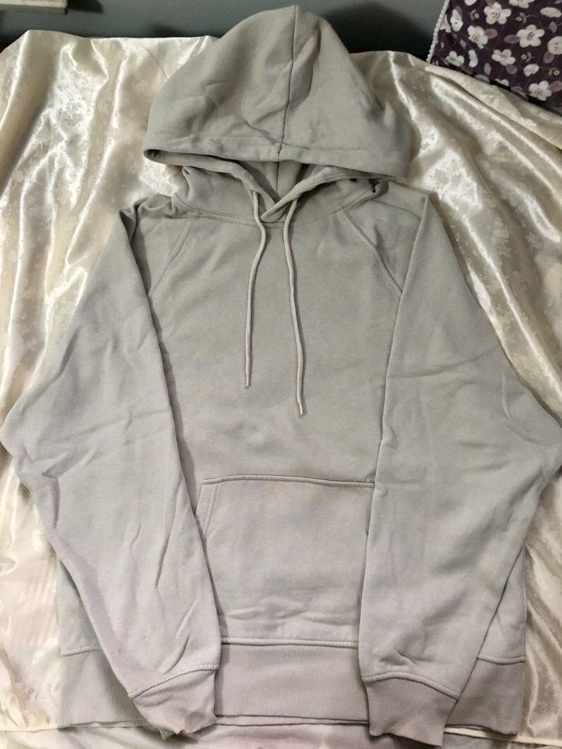 H&M Divided Gray Hoodie (Category: Hoodies) located in Magalang. Submitted by kdebo (Listing ID 1471026722, Image 1). Description: - Bought from H&M @ SM - Size small, grayish color - Worn once and then stored in a cabinet - May minor dirt stain sa ilalim ng right sleeve sa likod, but it’s not that noticeable - No other flaws - Gcash/BPI - J&T/LBC - Pampanga.
