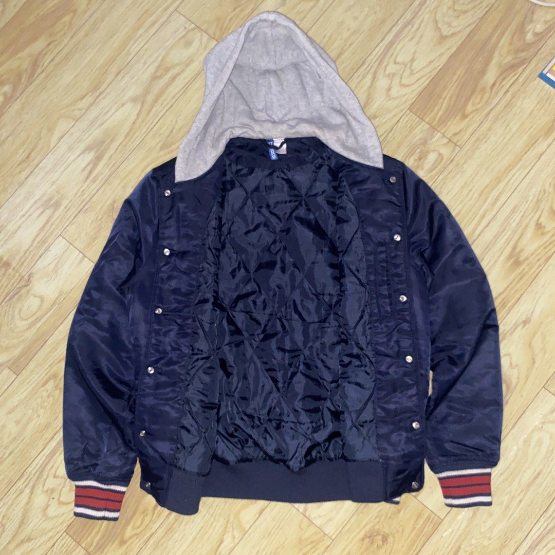 H&M Divided Navy Blue Hooded Varsity Bomber Jacket (Category: Coats, Jackets and Outerwear) located in Aroroy. Submitted by rewear_r3volution (Listing ID 1471074350, Image 2). Description: Size Medium on tag Color: 10/10 Issues: N/A Dimensions: .