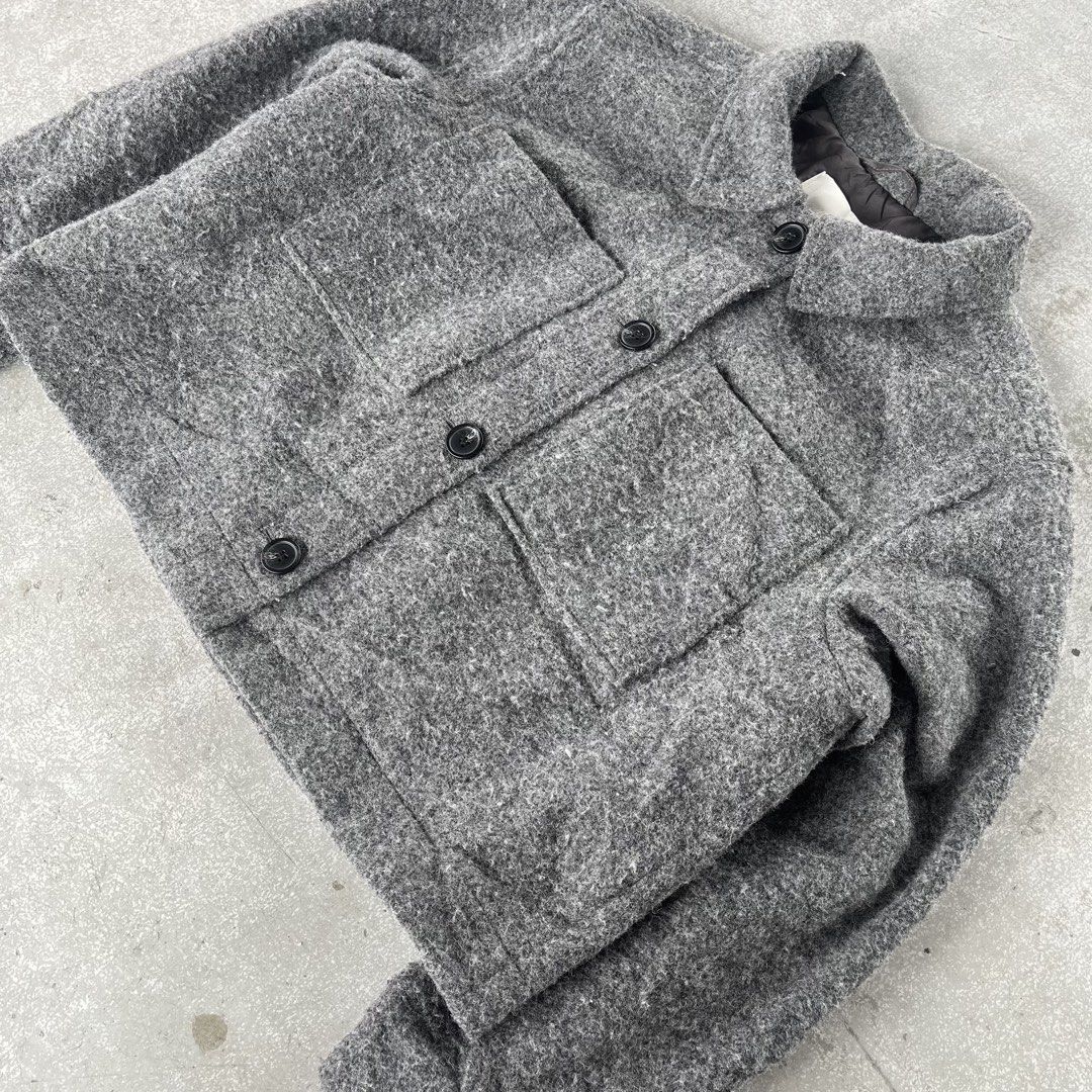 H&M Grey Textured Wool Blend Cropped Jacket Size S (Category: Coats, Jackets and Outerwear) located in General Mariano Alvarez. Submitted by aaronatas819577 (Listing ID 1470952438, Image 1). Description: - Brand: H&M - Size: S (fits true to size) - Material: Warm, thick wool blend with a fuzzy texture and full dark brown lining - Fit & Style: Cropped boxy cut with large front patch pockets and button-up front - Condition: Worn a couple of times, 