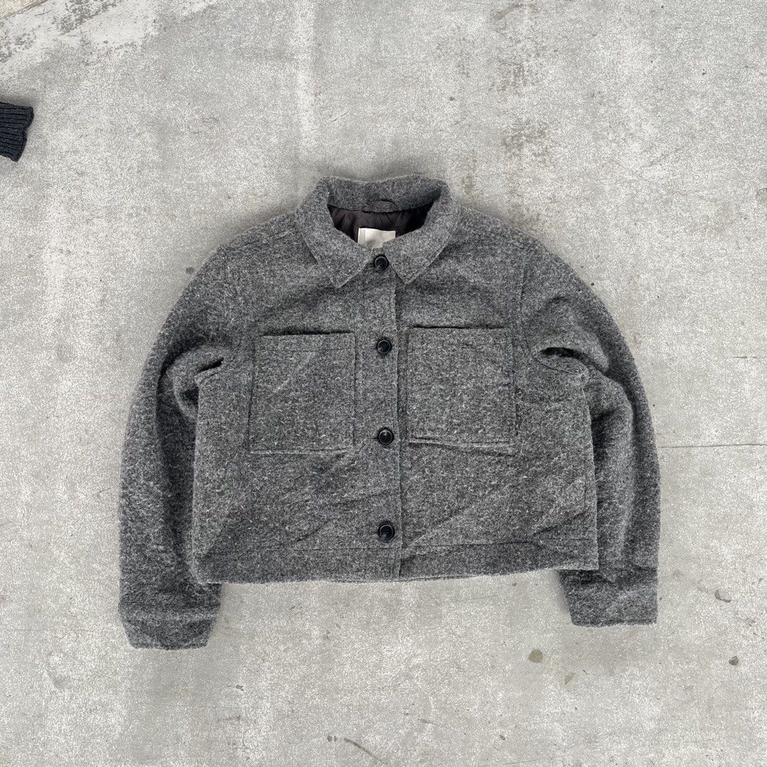 H&M Grey Textured Wool Blend Cropped Jacket Size S (Category: Coats, Jackets and Outerwear) located in General Mariano Alvarez. Submitted by aaronatas819577 (Listing ID 1470952438, Image 2). Description: - Brand: H&M - Size: S (fits true to size) - Material: Warm, thick wool blend with a fuzzy texture and full dark brown lining - Fit & Style: Cropped boxy cut with large front patch pockets and button-up front - Condition: Worn a couple of times, 