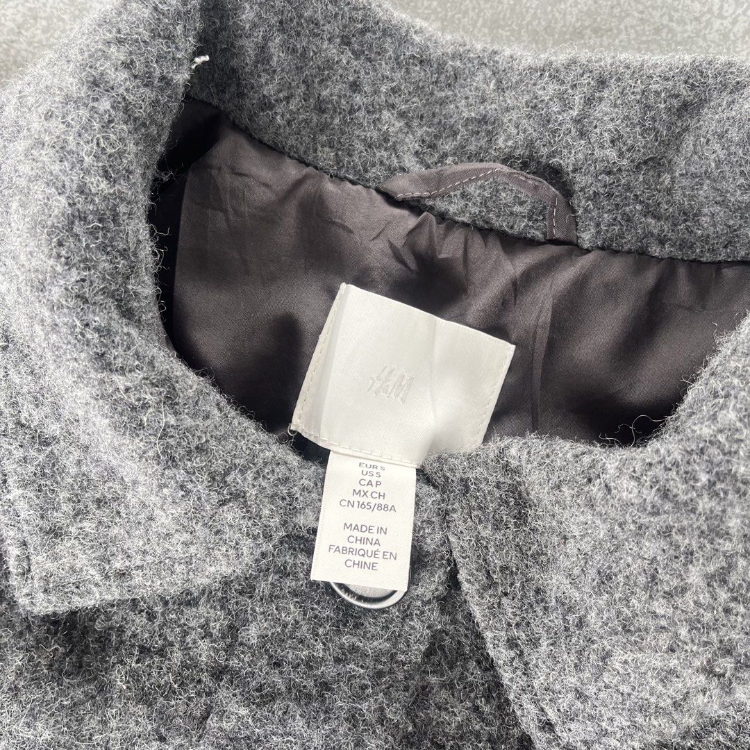 H&M Grey Textured Wool Blend Cropped Jacket Size S (Category: Coats, Jackets and Outerwear) located in General Mariano Alvarez. Submitted by aaronatas819577 (Listing ID 1470952438, Image 3). Description: - Brand: H&M - Size: S (fits true to size) - Material: Warm, thick wool blend with a fuzzy texture and full dark brown lining - Fit & Style: Cropped boxy cut with large front patch pockets and button-up front - Condition: Worn a couple of times, 