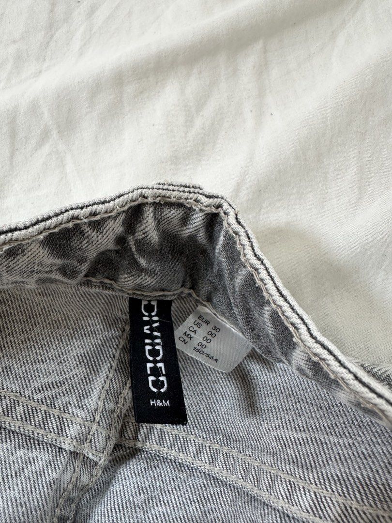 H&M Jeans (Category: Jeans) located in Manila. Submitted by vintageprelovedjapan (Listing ID 1470948868, Image 2). Description: wideleg, highwaisted 24-26.