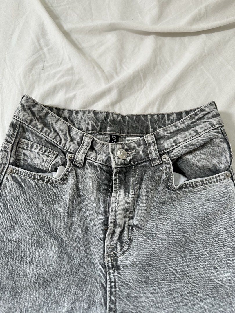 H&M Jeans (Category: Jeans) located in Manila. Submitted by vintageprelovedjapan (Listing ID 1470948868, Image 1). Description: wideleg, highwaisted 24-26.