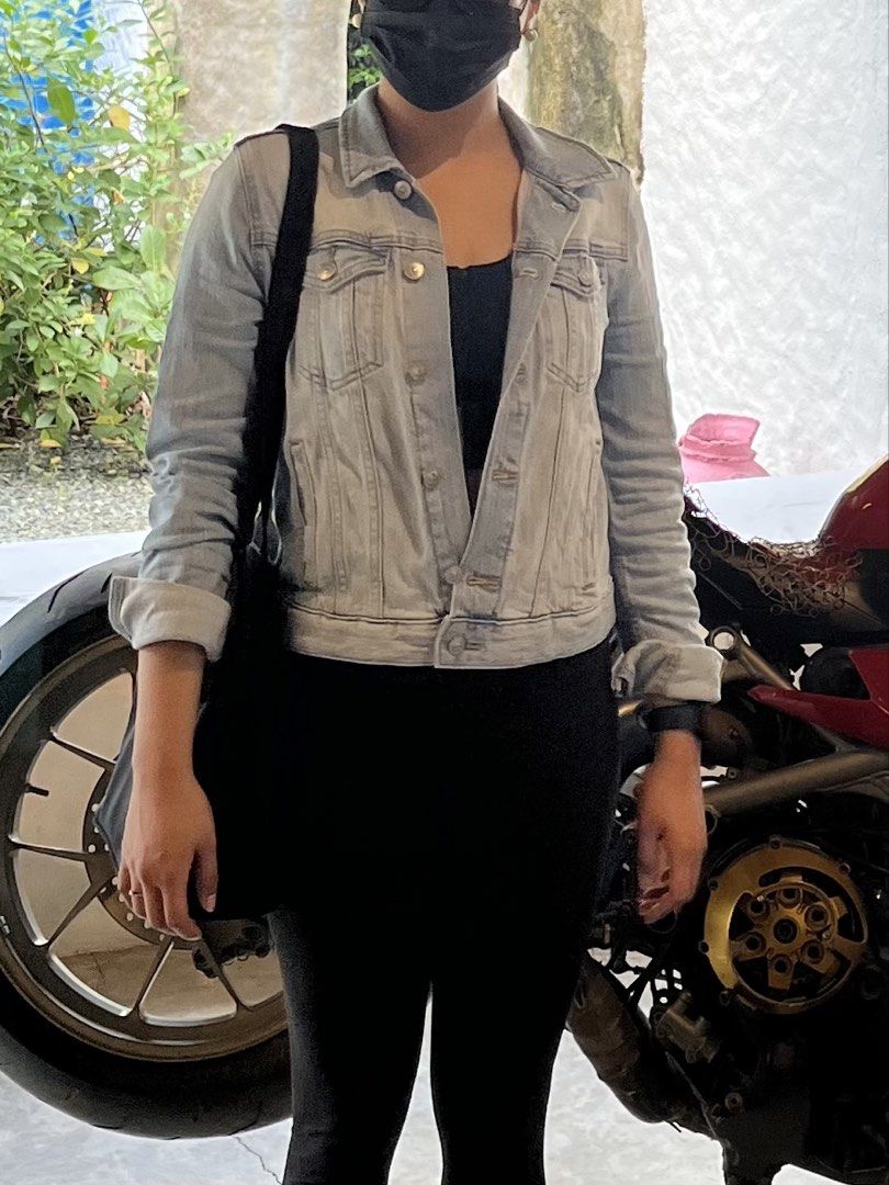 H&M Light Blue Denim Jacket (Category: Coats, Jackets and Outerwear) located in Quezon City. Submitted by estimadaj (Listing ID 1471012433, Image 3). Description: Brand: H&M RFS: Too small for me with when worn photo.