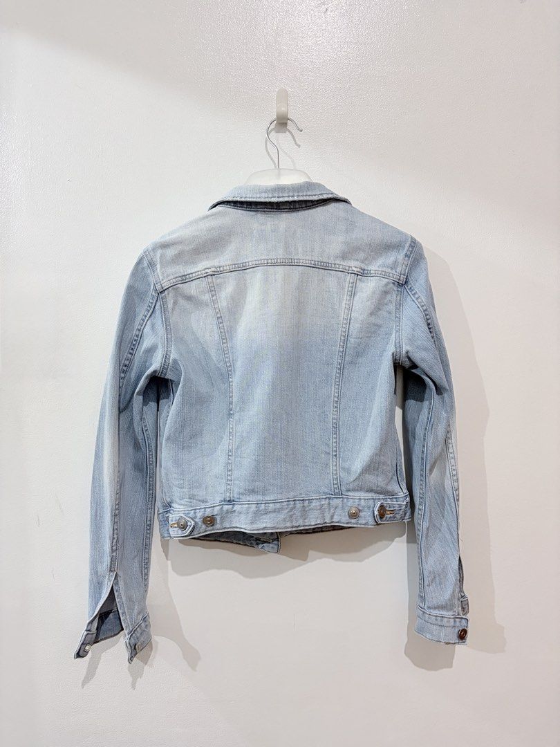 H&M Light Blue Denim Jacket (Category: Coats, Jackets and Outerwear) located in Quezon City. Submitted by estimadaj (Listing ID 1471012433, Image 2). Description: Brand: H&M RFS: Too small for me with when worn photo.