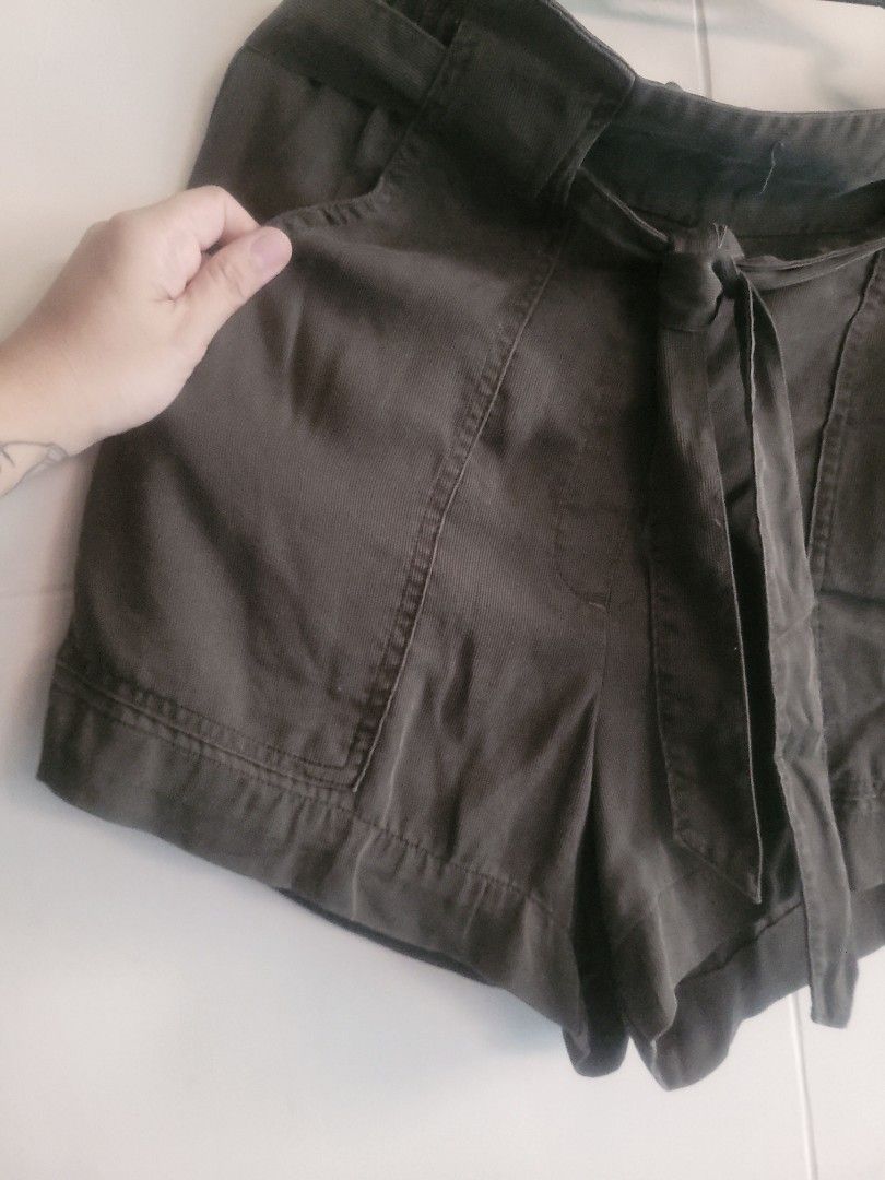 H&M Ribbed HW Shorts (Category: Shorts) located in Los Banos. Submitted by lopecruz (Listing ID 1470969178, Image 2). Description: 32-34"waist 15"length condition: like new, no flaws Large.
