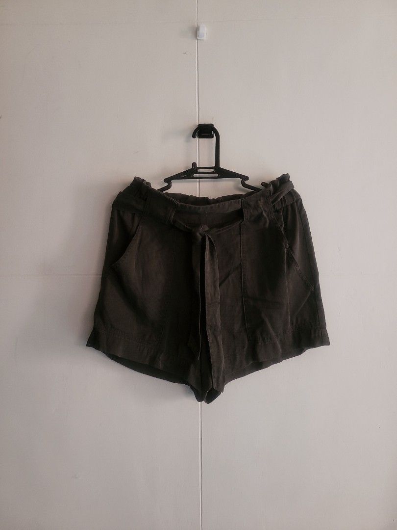 H&M Ribbed HW Shorts (Category: Shorts) located in Los Banos. Submitted by lopecruz (Listing ID 1470969178, Image 1). Description: 32-34"waist 15"length condition: like new, no flaws Large.