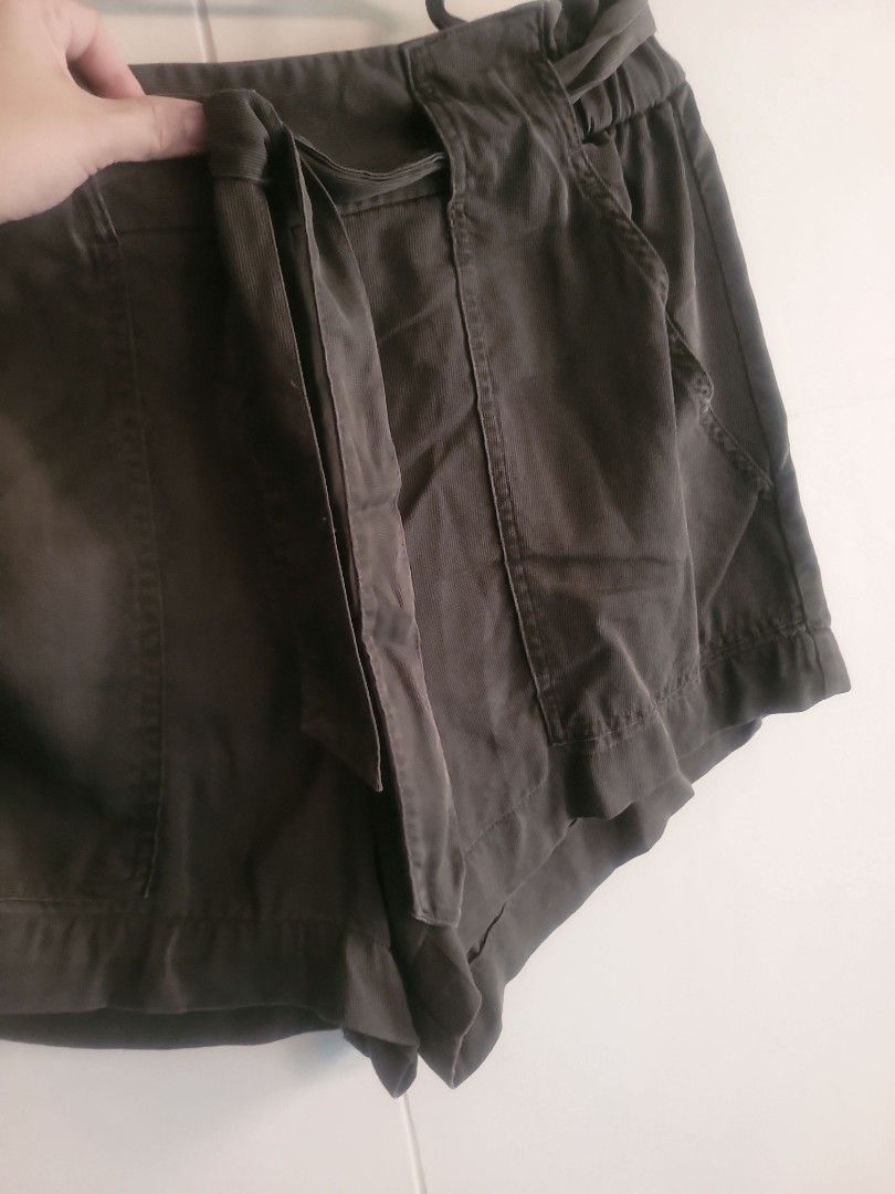 H&M Ribbed HW Shorts (Category: Shorts) located in Los Banos. Submitted by lopecruz (Listing ID 1470969178, Image 3). Description: 32-34"waist 15"length condition: like new, no flaws Large.