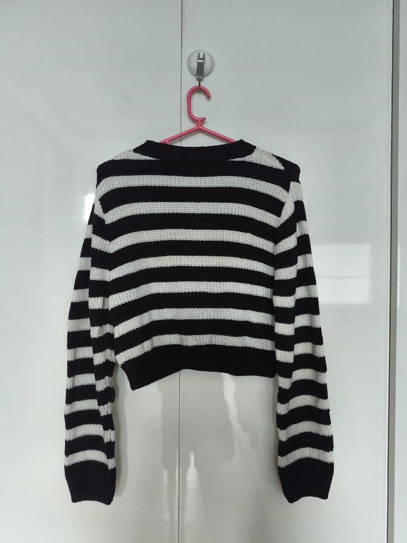 H&M Striple Cardigan (Category: Coats, Jackets and Outerwear) located in Manila. Submitted by smilefashion08 (Listing ID 1470940937, Image 3). Description: Original H&M.