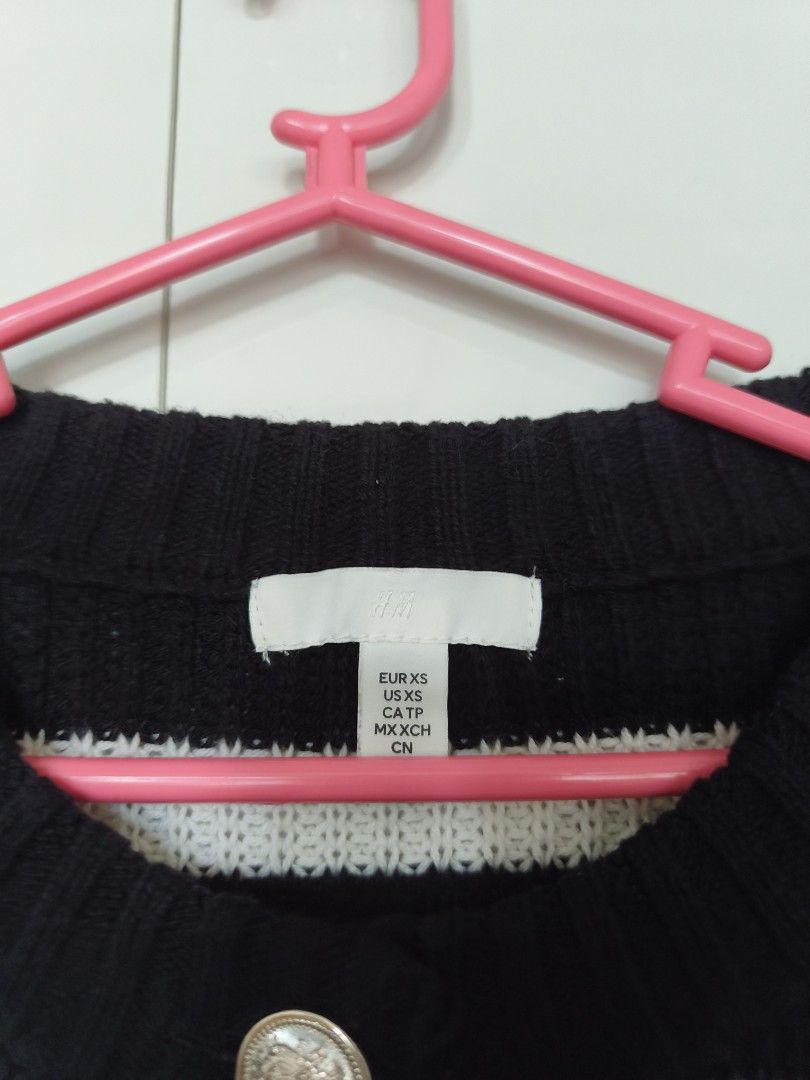 H&M Striple Cardigan (Category: Coats, Jackets and Outerwear) located in Manila. Submitted by smilefashion08 (Listing ID 1470940937, Image 2). Description: Original H&M.