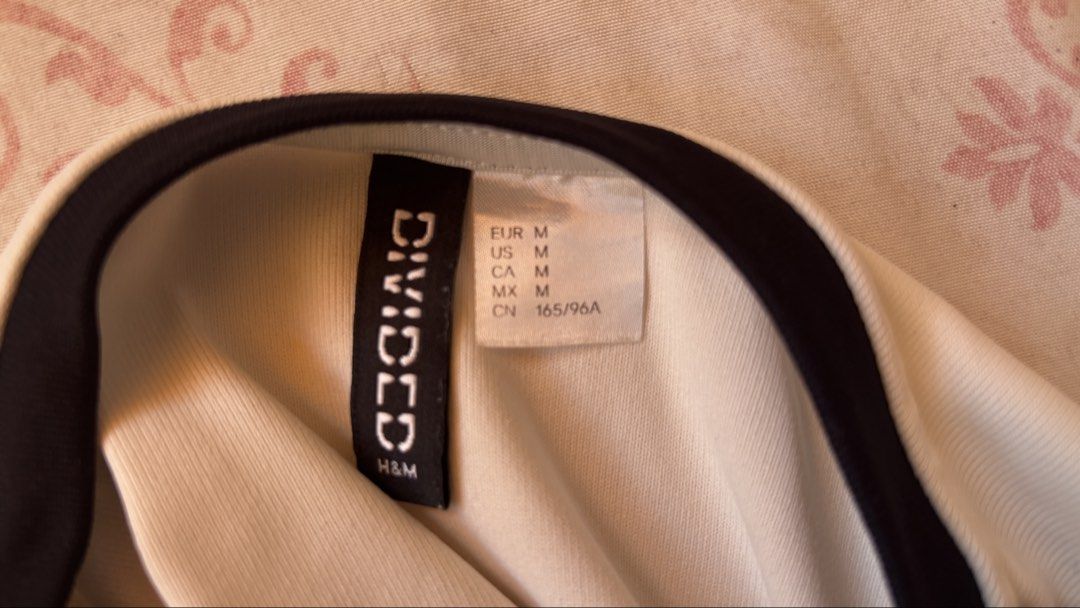 H&M tank top (Category: Sleeveless) located in Caloocan City. Submitted by _shellly (Listing ID 1471019057, Image 2). Description: Used once Good as new It can fit small to medium.