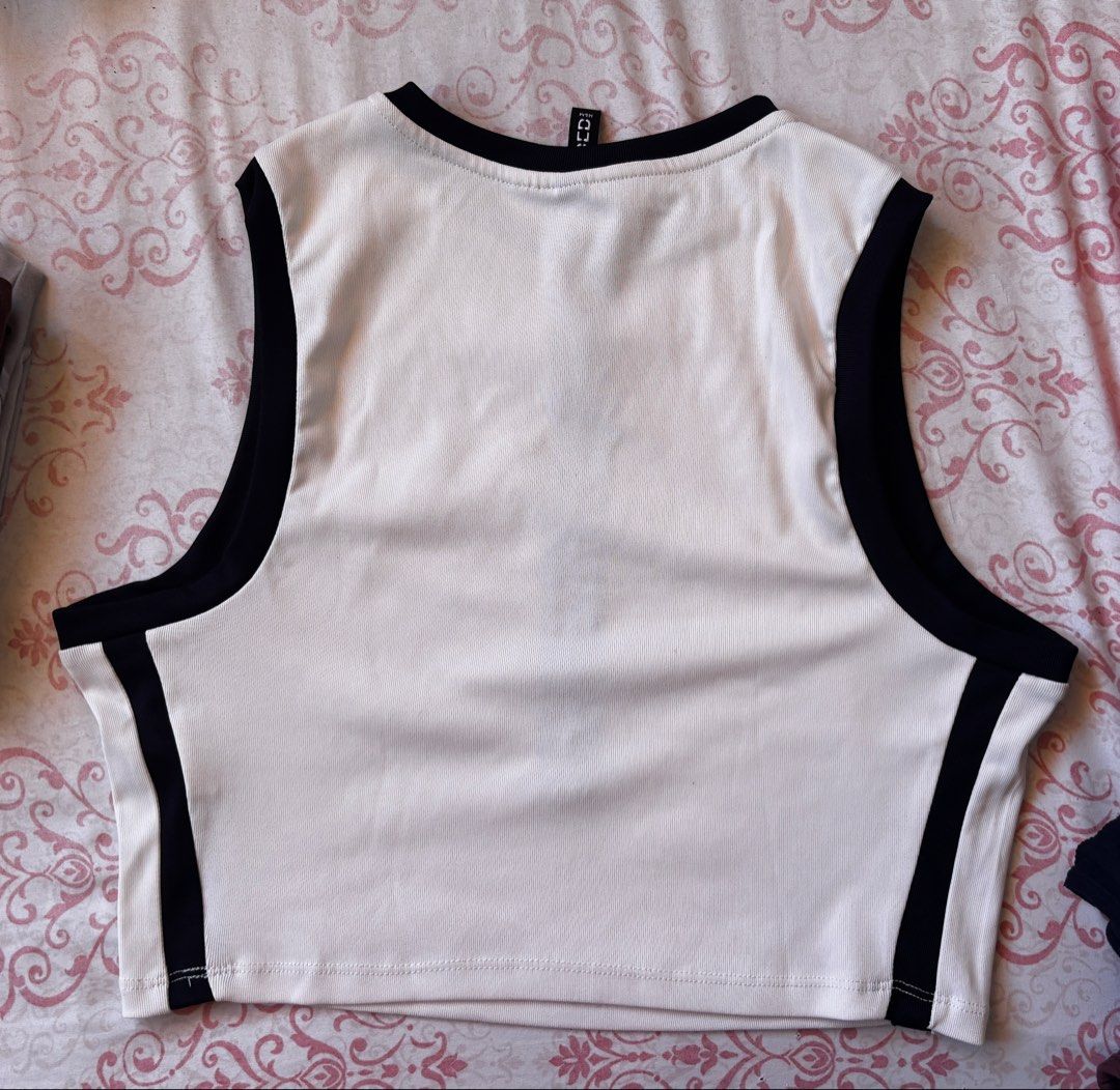 H&M tank top (Category: Sleeveless) located in Caloocan City. Submitted by _shellly (Listing ID 1471019057, Image 3). Description: Used once Good as new It can fit small to medium.