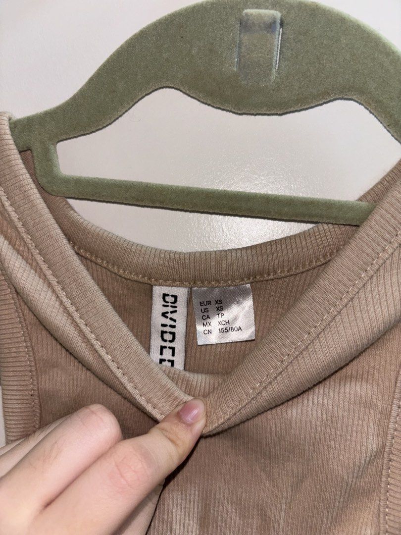 H&M Tank Top (Category: Sleeveless) located in Bacoor. Submitted by ynnasdrawer (Listing ID 1471043393, Image 2). Description: - soso cute - very comfy - stretchable - xs to s - rfs: decluttering .