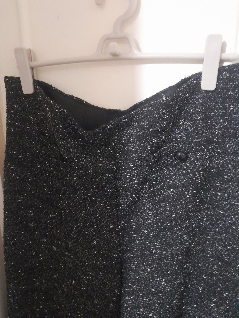 H&M trousers wide leg pants slacks (Category: Other Bottoms) located in Quezon City. Submitted by warmturtle.ba931b (Listing ID 1471027214, Image 3). Description: H&M Wide-Leg Trousers 🖤 Authentic H&M wide-leg pants with a stylish, glitter-flecked finish 👖 Relaxed wide-leg silhouette for a chic and comfortable look ✨ Condition: Like new! Well kept and well maintained 📏 Approximate length: 39 inches 📐 Approximate waist circumference: Up to 36 