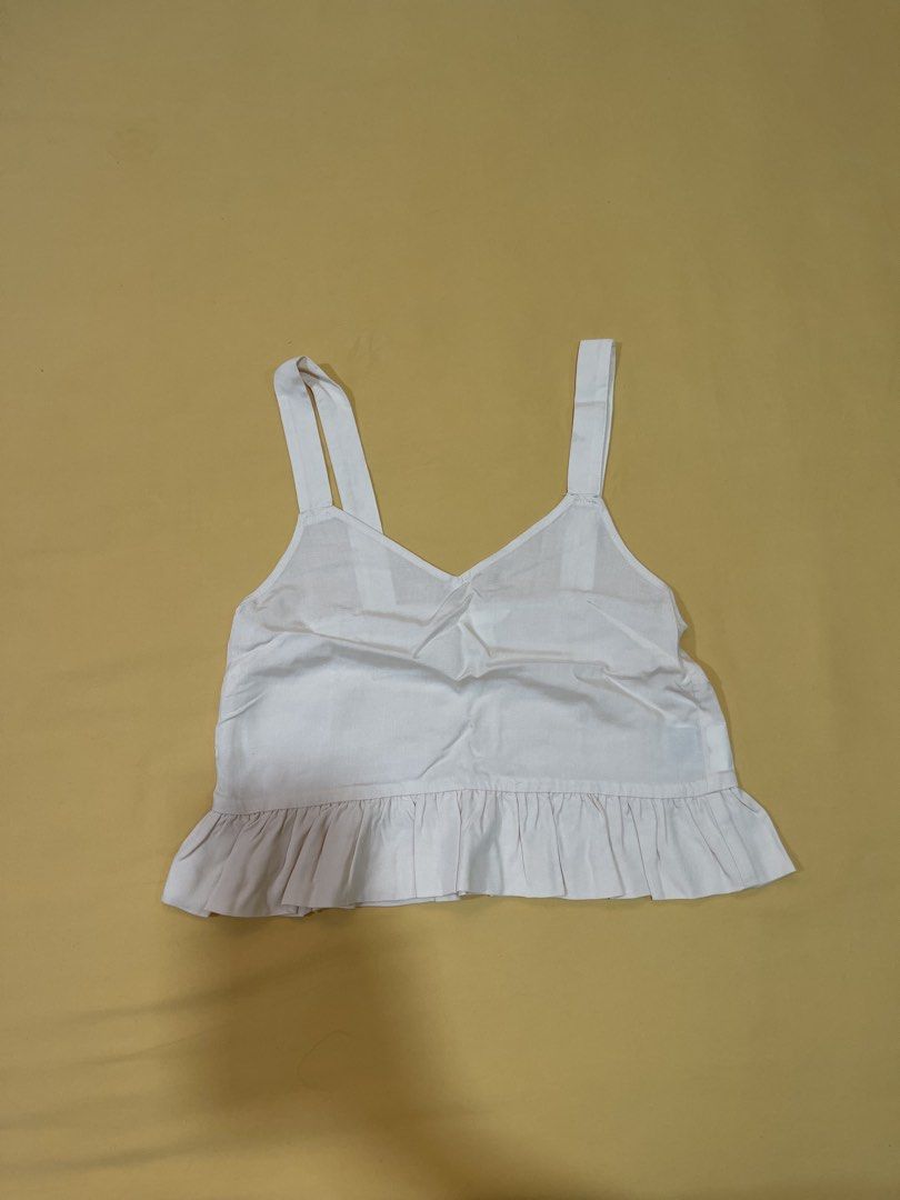 H&M white Sleeveless Top (Category: Sleeveless) located in Bacolod City. Submitted by zdeclutters01 (Listing ID 1470967257, Image 1). Description: Read the description first before asking questions ‼️ * Discounted price exclusive of delivery fees. * Delivery fee c/o Buyer after full payment of the purchase price. PM me for delivery procedure and refund/contingency provisions for your security. * As-is, where-is. Please see photos for defects, if 