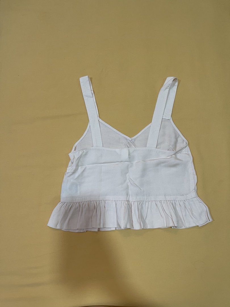 H&M white Sleeveless Top (Category: Sleeveless) located in Bacolod City. Submitted by zdeclutters01 (Listing ID 1470967257, Image 2). Description: Read the description first before asking questions ‼️ * Discounted price exclusive of delivery fees. * Delivery fee c/o Buyer after full payment of the purchase price. PM me for delivery procedure and refund/contingency provisions for your security. * As-is, where-is. Please see photos for defects, if 