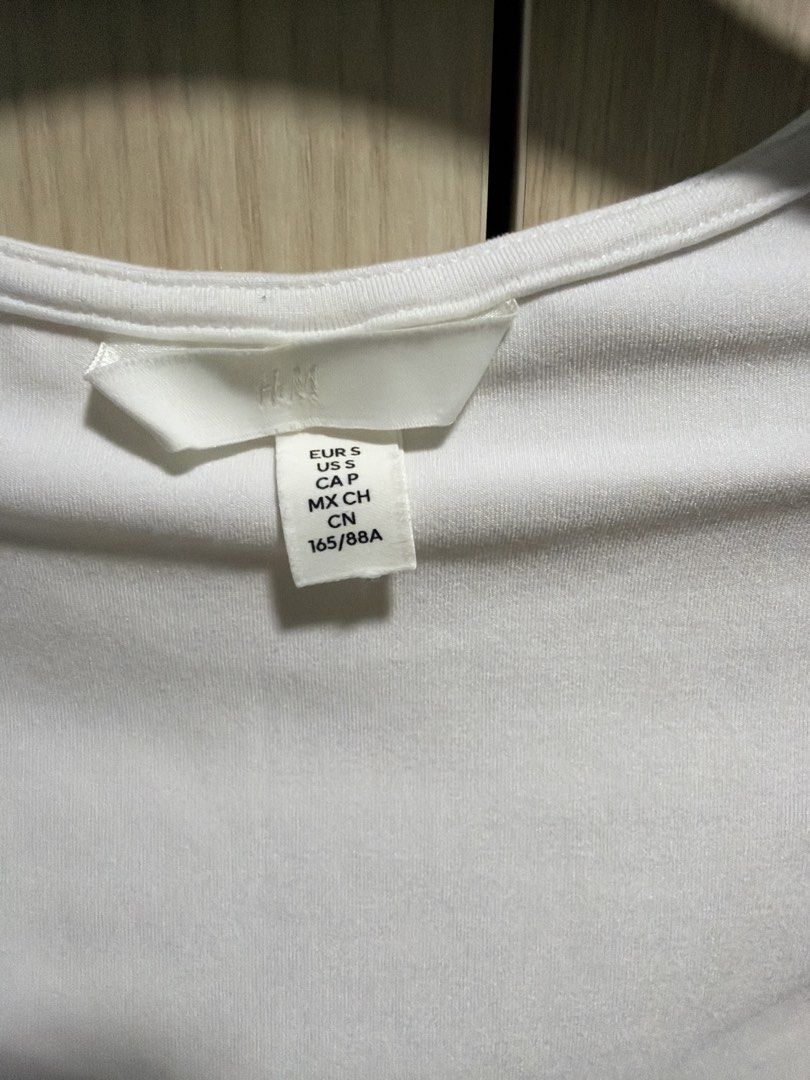 H&M White Square Neck Short Sleeve Top (Category: Shirts) located in Makati City. Submitted by rmgcloset (Listing ID 1471116401, Image 2). Description: - Brand: H&M - Style: Short sleeve top with square neckline - Fit: Fitted cut through the body - Size: S (fits true to size) - Condition: Clean, fresh, and ready to wear.