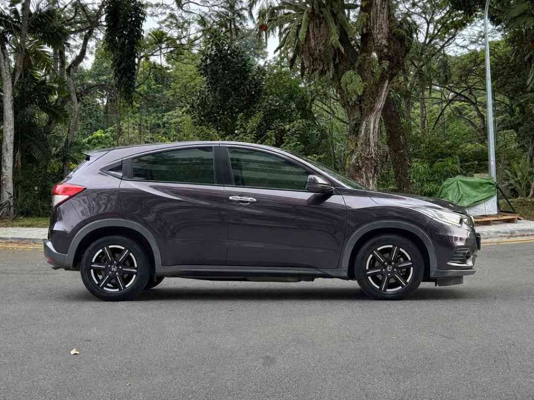 Honda HR-V 1.5 DX (A) (Category: Used Cars) located in Singapore. Submitted by carousell_certified_partners (Listing ID 1470368668, Image 3). Description: 1 owner full agent maintain with new road tax! authentic mileage and non PHV car, HRV has made changes to make the drive more comfortable and efficient. Despite being a compact SUV, you still get plenty of space for both your front and rear passengers, while also having a large boot capacity, w