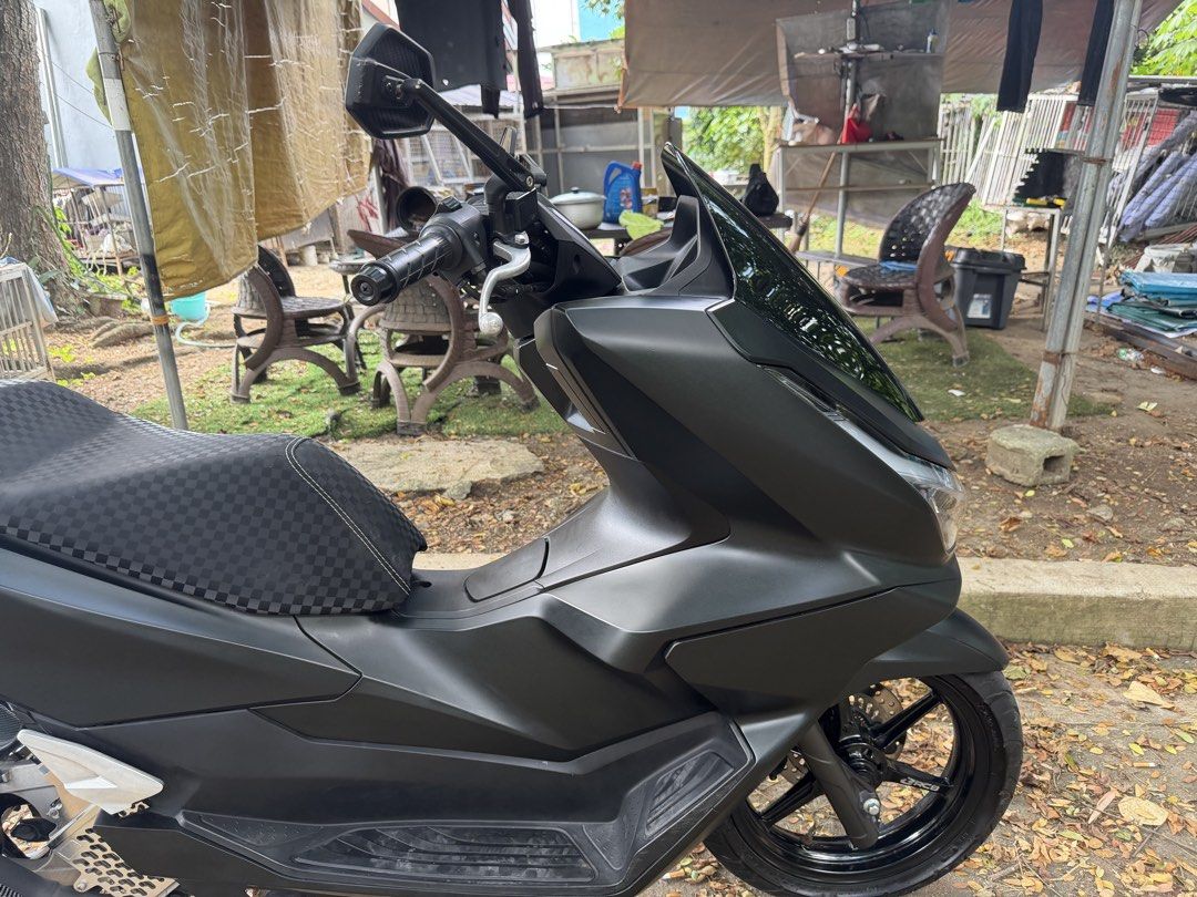 Honda PCX 160 Scooter Matte Black (Category: Motorbikes for Sale) located in Manila. Submitted by calangichr11225 (Listing ID 1471038442, Image 2). Description: FOR SALE: HONDA PCX 160 ROADSYNC 2025 ✅ 2025 Model – PCX 160 RoadSync ✅1st owner ✅2 original key ✅ 7,200 km mileage ✅ Good condition ✅ Complete papers ✅ RCB RB6 mags ✅ With top box SMOK ✅ Registered until 2028 ✅ Alagang motor 📍 Location: General Trias, Cavite / Cubao Queon City Rfs: Need
