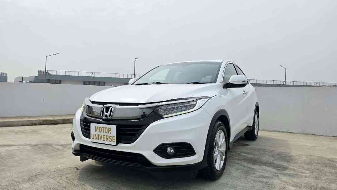 Honda Vezel 1.5 X [2018 FL] (A) (Category: Used Cars) located in Singapore. Submitted by motoruniverse (Listing ID 1471019971, Image 2). Description: Showroom: CARRO CENTER 60 JALAN LAM HUAT #04-37/38 CARRO CENTER Singapore 737869 Pristine condition! Well maintained by previous owner, free 1 year engine and gearbox warranty! Immaculate interior and exterior! No repairs needed! 100% loan approval! 100% in house loan & bank loan available, call now