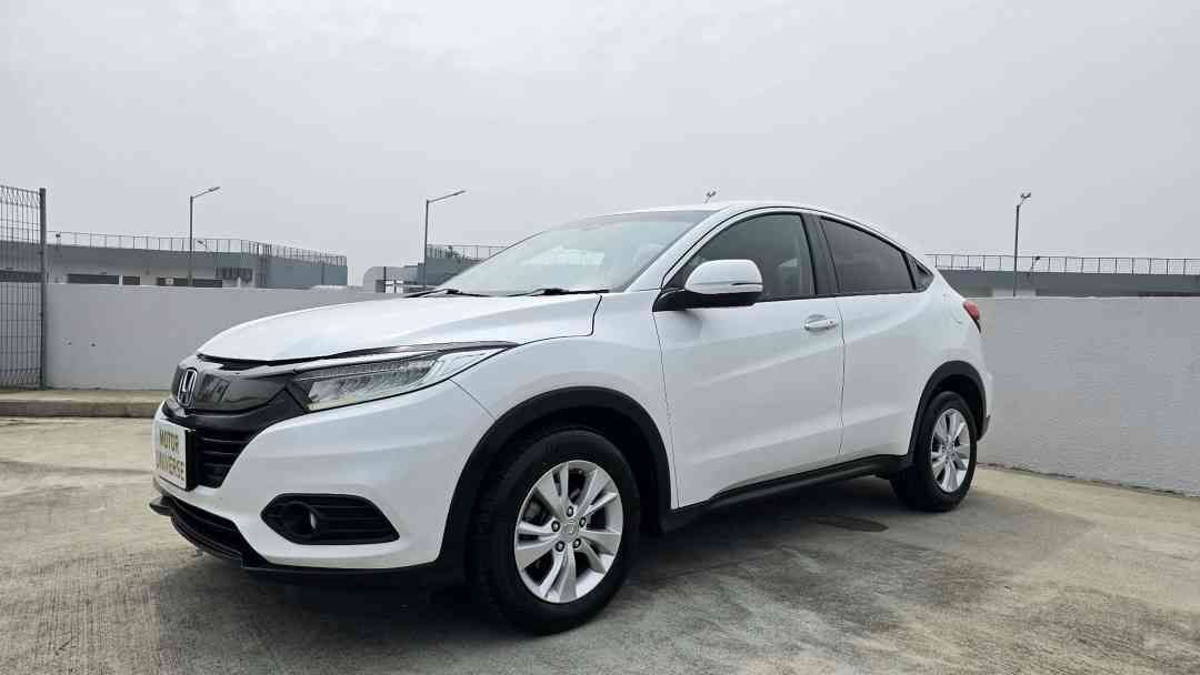 Honda Vezel 1.5 X [2018 FL] (A) (Category: Used Cars) located in Singapore. Submitted by motoruniverse (Listing ID 1471019971, Image 3). Description: Showroom: CARRO CENTER 60 JALAN LAM HUAT #04-37/38 CARRO CENTER Singapore 737869 Pristine condition! Well maintained by previous owner, free 1 year engine and gearbox warranty! Immaculate interior and exterior! No repairs needed! 100% loan approval! 100% in house loan & bank loan available, call now