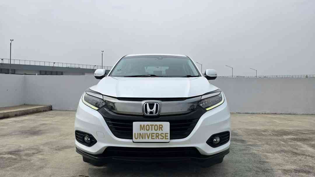 Honda Vezel 1.5 X [2018 FL] (A) (Category: Used Cars) located in Singapore. Submitted by motoruniverse (Listing ID 1471019971, Image 1). Description: Showroom: CARRO CENTER 60 JALAN LAM HUAT #04-37/38 CARRO CENTER Singapore 737869 Pristine condition! Well maintained by previous owner, free 1 year engine and gearbox warranty! Immaculate interior and exterior! No repairs needed! 100% loan approval! 100% in house loan & bank loan available, call now