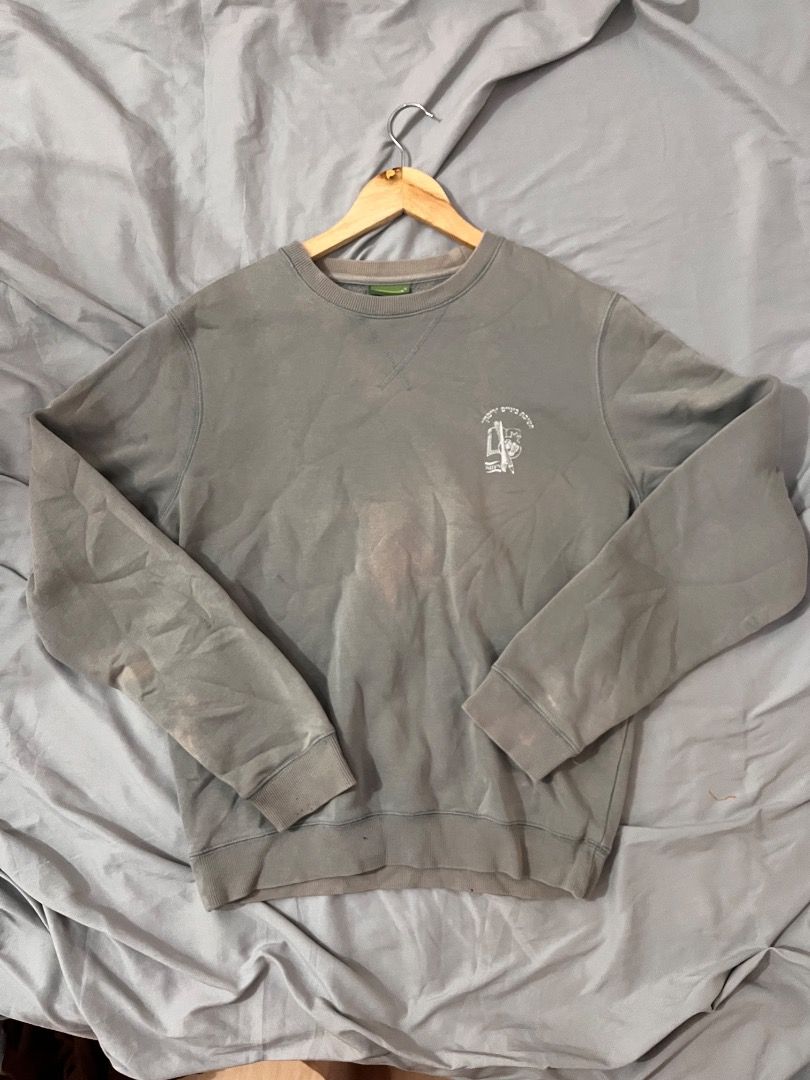 Hoodies Grey Sweatshirt Size S (Category: Coats, Jackets and Outerwear) located in Muntinlupa City. Submitted by keenlion_22f510 (Listing ID 1470988624, Image 1). Description: Has some fade na kita naman sa pic Can be free if may nabili sa items ko Brand: Hoodies - Size: Small - Color: Grey - Material: Soft fleece lining inside for extra warmth - Design: Small white graphic print on the left chest - Details: Ribbed collar, cuffs, and hem with cla
