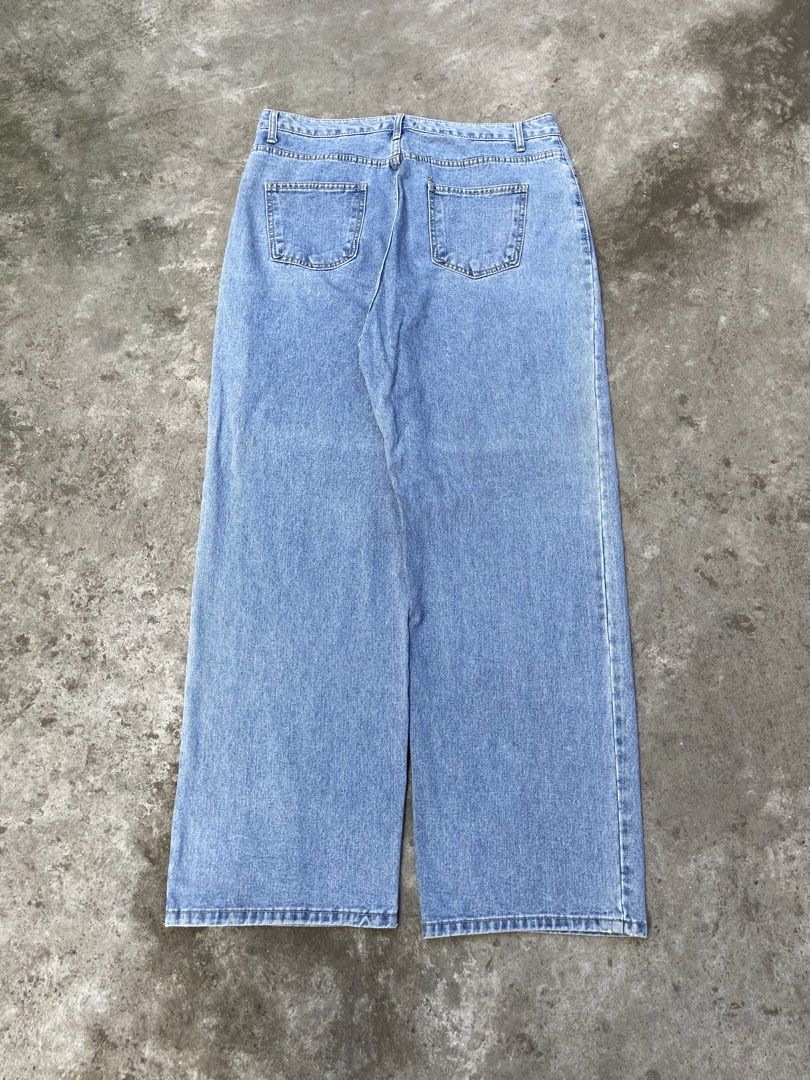 Hot Ping Baggy Jeans (Category: Jeans) located in Roxas City. Submitted by patch_archive (Listing ID 1471060541, Image 2). Description: Hot Ping Baggy Jeans 📏 ACTUAL DIMENSION USING INCHES 👖 WAIST : 35 👖 LENGTH : 43 👖 THIGH : 14 👖 HEM : 10 👖 FLAWS : FLAWS AT THE PIC 🏷️ PRICE : 550 PHP + SF * MESSAGE ME IF YOU HAVE ANY OTHER QUESTION ABOUT SIZING . 🚚 Local shipping fee ( 70-85 Php) ✈️ International Shipping fee cost “DM” 💳 Mode of payment