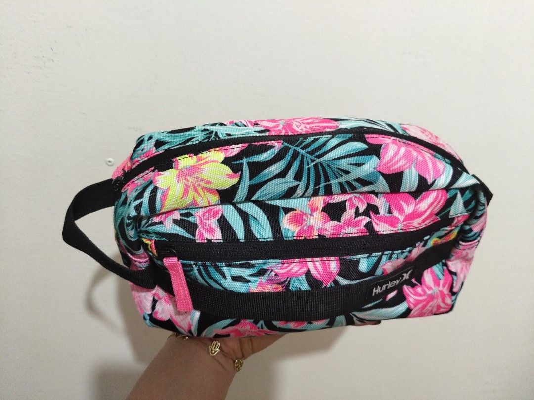 Hurley Dopp Kit Bag - unisex (Category: Purses & Pouches) located in Cebu City. Submitted by paulactan (Listing ID 1471040342, Image 2). Description: size on tag one size width 11" depth 4" size measured empty. expandable capacity pa like new condition.