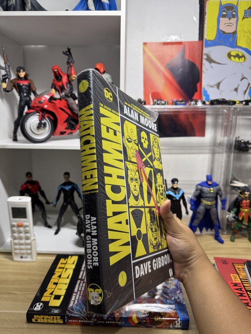 WATCHMEN DELUXE EDITION HARDCOVER (Category: Comics & Manga) located in Manila. Submitted by broke.student.bookshelf (Listing ID 1471035348, Image 2). Description: wWatchmen Deluxe HC -1900 .