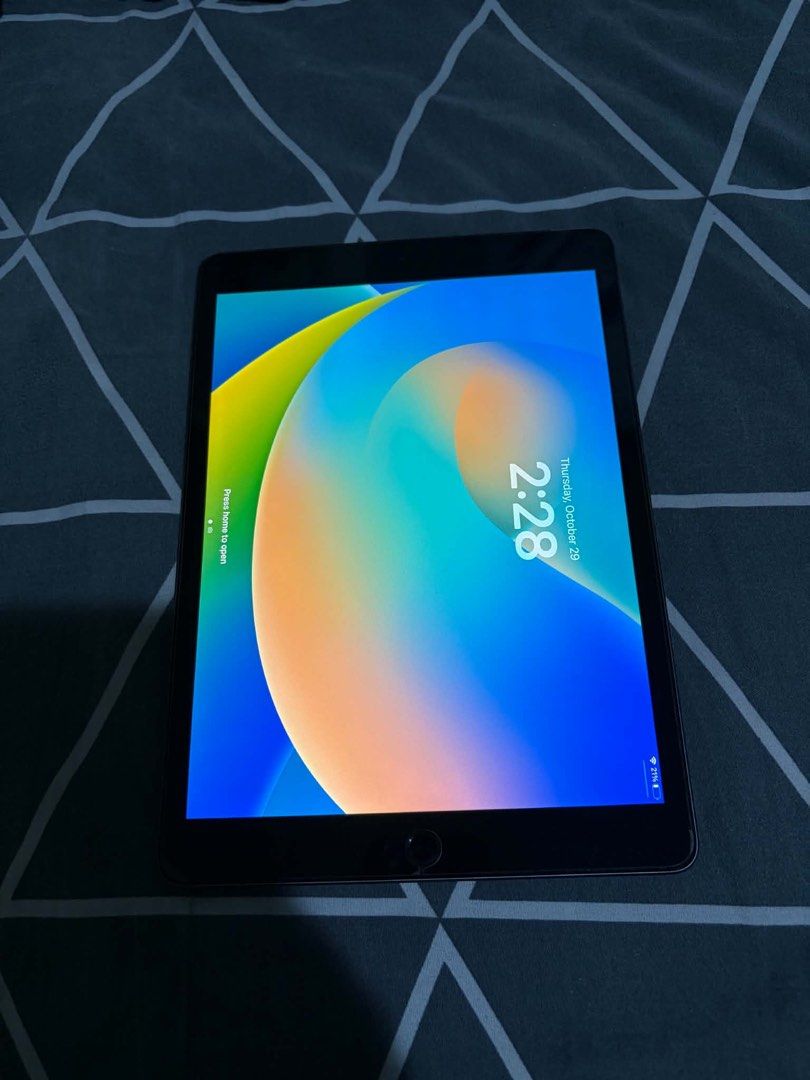 Ipad 7th Gen (Category: iPad) located in Manila. Submitted by gumideclutters (Listing ID 1471063487, Image 2). Description: 32gb wifi+cellular 93% batt health. Unit only no box and charger..