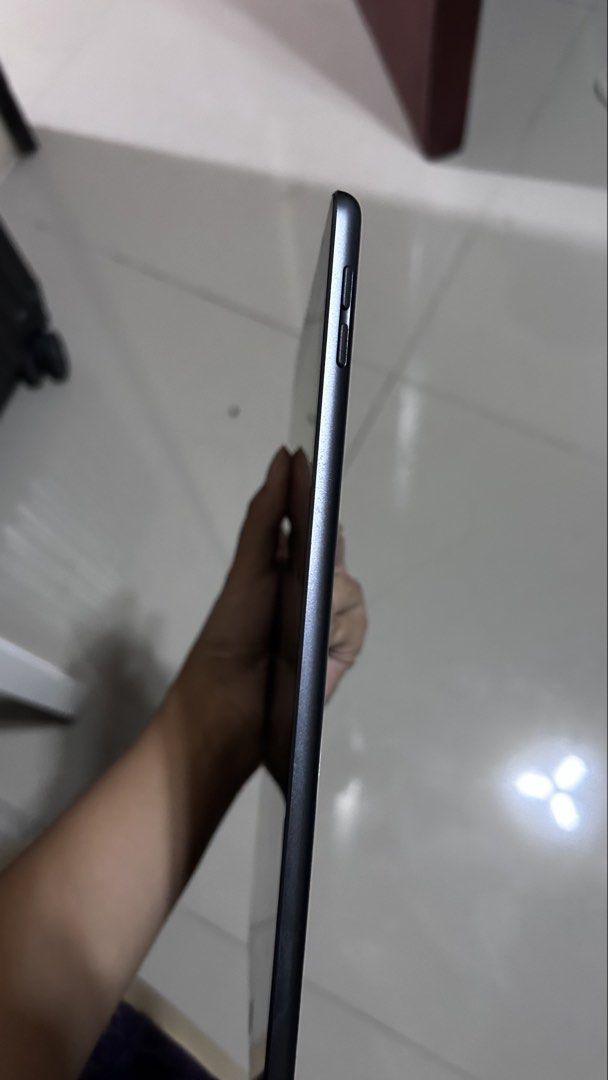IPAD 9TH GEN 256GB WIFI (Category: iPad) located in Manila. Submitted by mai.nichelooks (Listing ID 1471045116, Image 3). Description: price is negotiable !! dm me in ig: @f4irye.mai has minor - no dents (super inalagaan) updated to software ios.26.7.2 still running smooth good for games (i play ml and roblox a lot) good for studying !! (i edit and create reviewers here) W BOX.